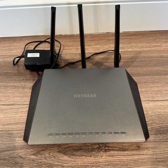 Netgear Nighthawk Wi-Fi Router R7000 AC1900 Black - Picture 2 of 5